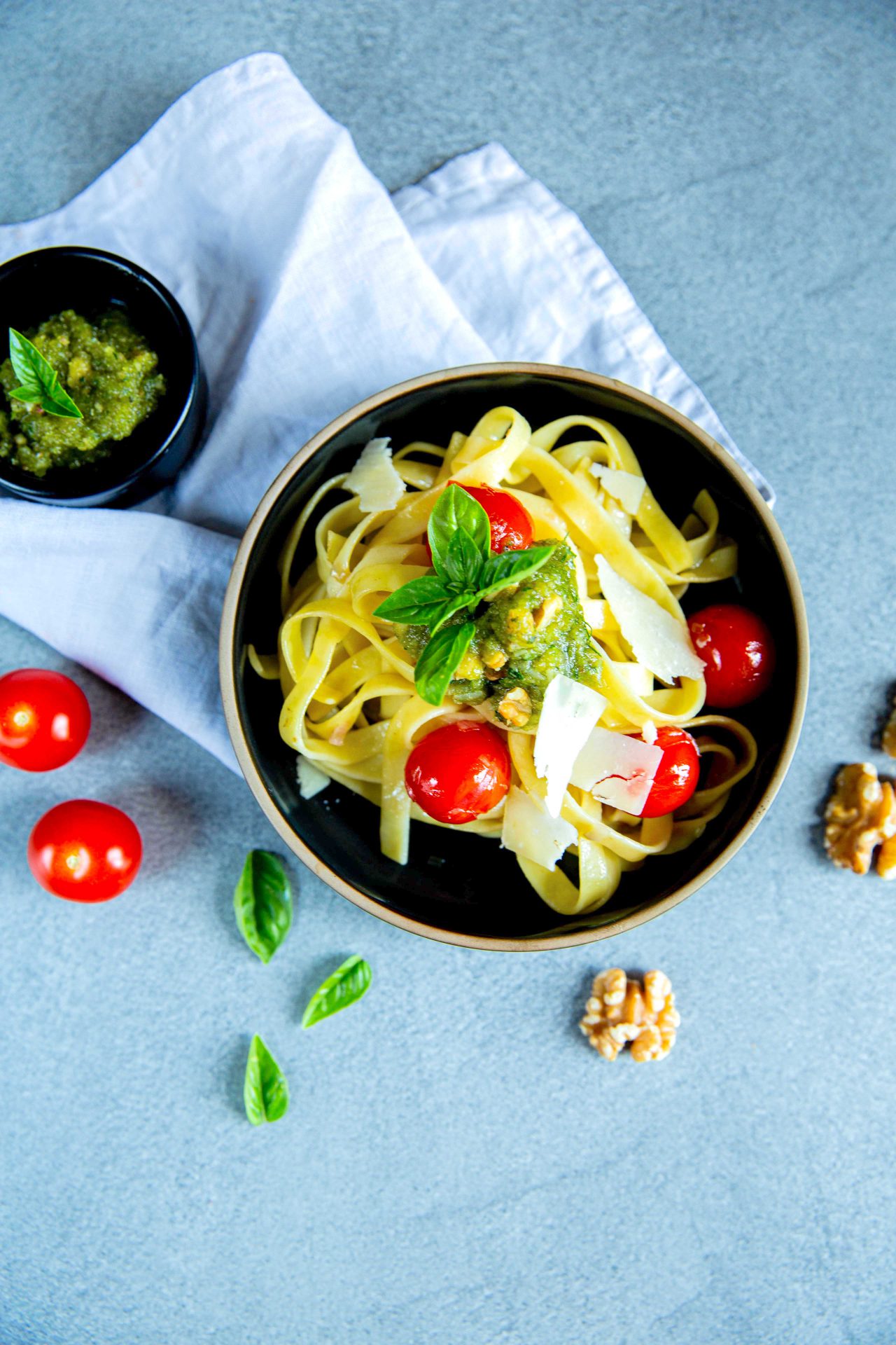 Nudeln mit Walnusspesto und Cherrytomaten - Anja Tanas