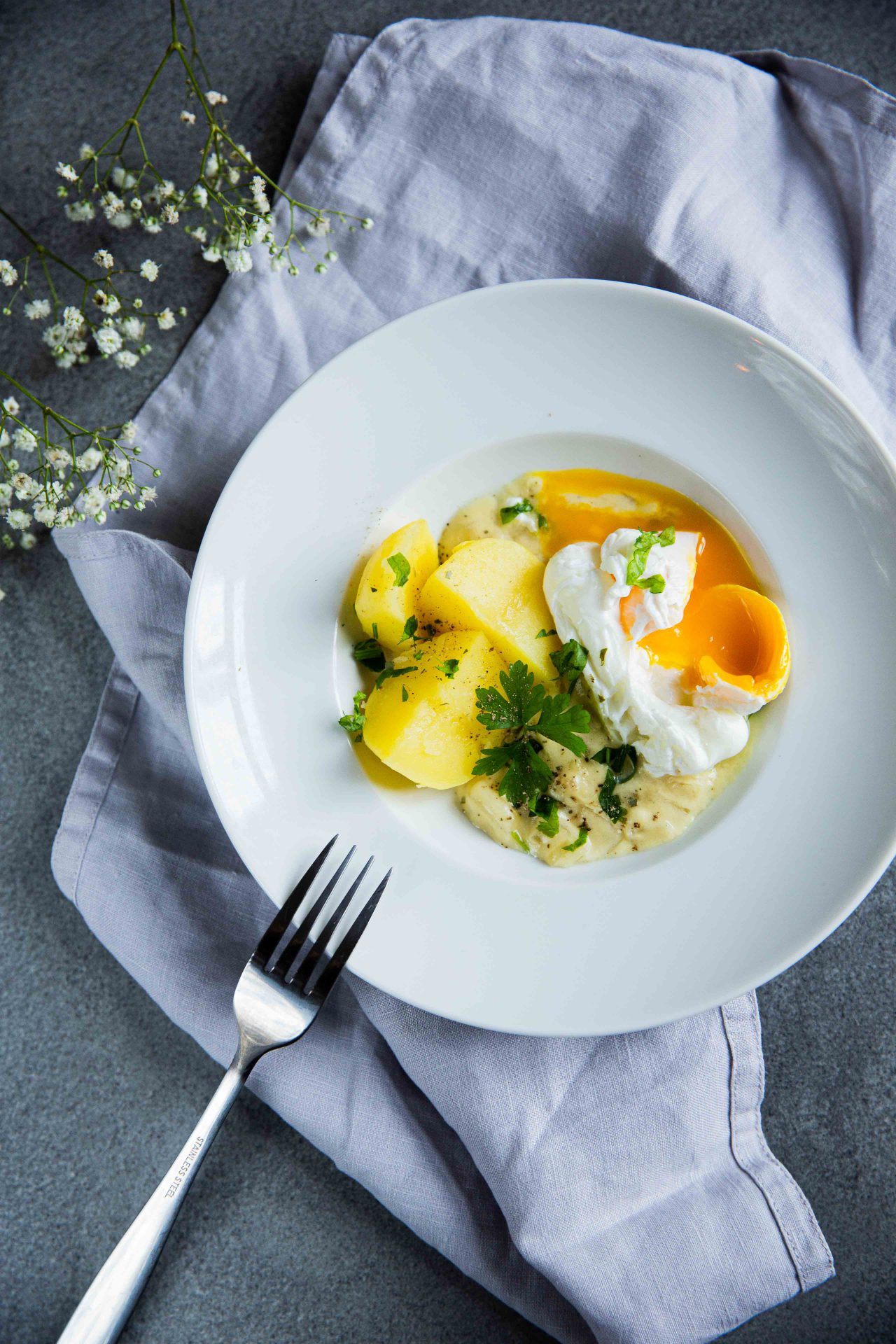 Verlorene Eier Mit Kräuter Senf Mayonnaise — Rezepte Suchen