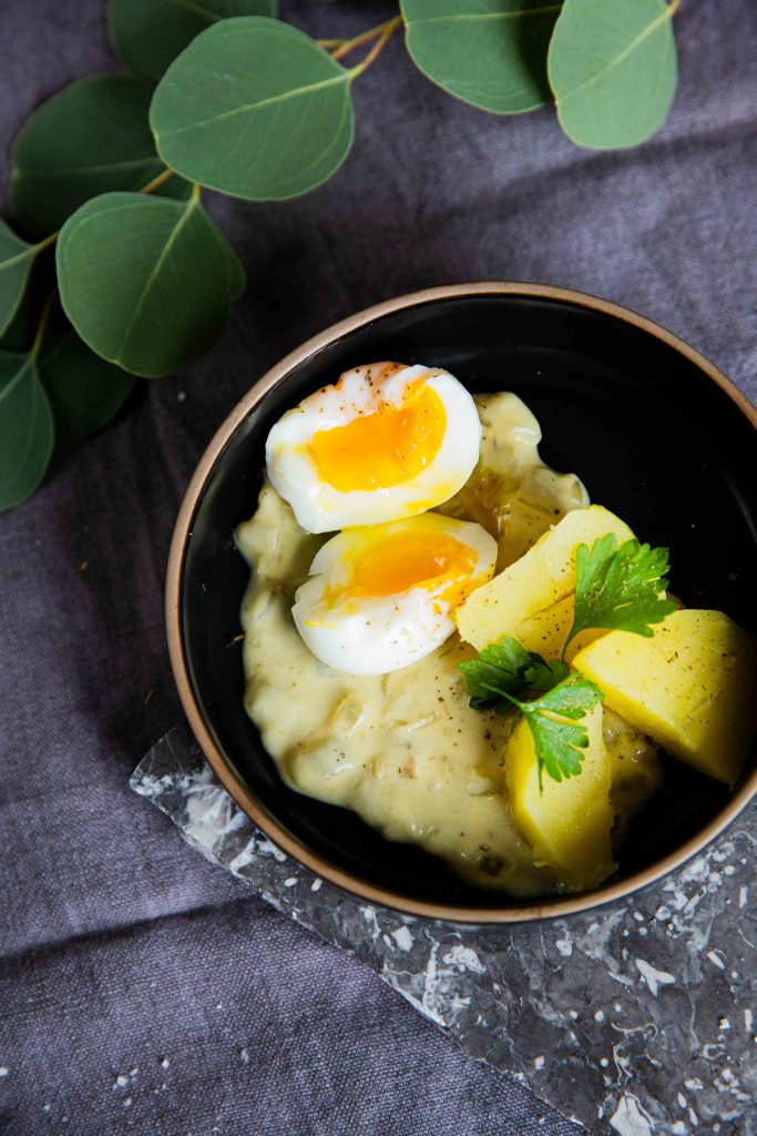 Verlorene Eier Mit Kräuter Senf Mayonnaise — Rezepte Suchen