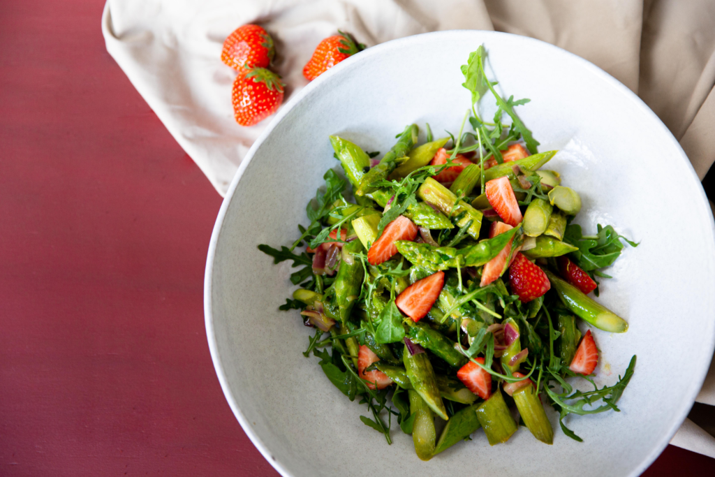 Grüner Spargel-Salat mit Erdbeeren - Anja Tanas Rezepte