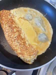 Omelett in Pfanne rollen