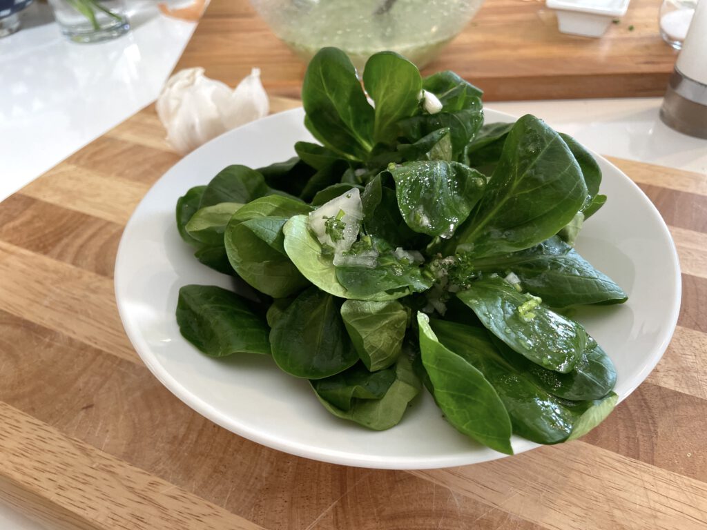 Feldsalat mit Zwiebeldressing