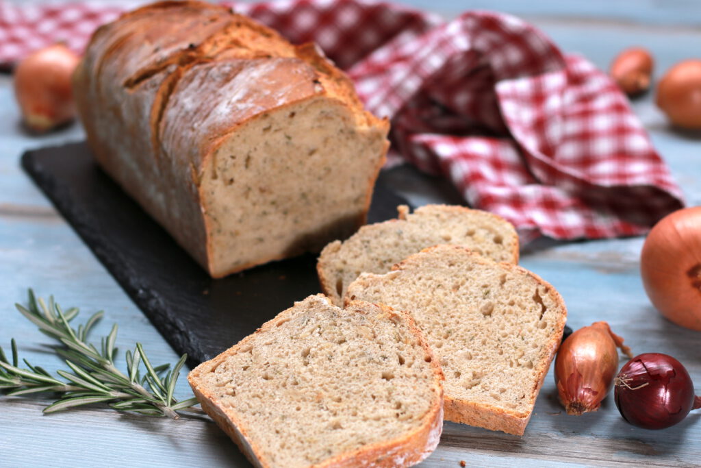 Selbstgemachtes Brot mit Kräutern und Zwiebeln