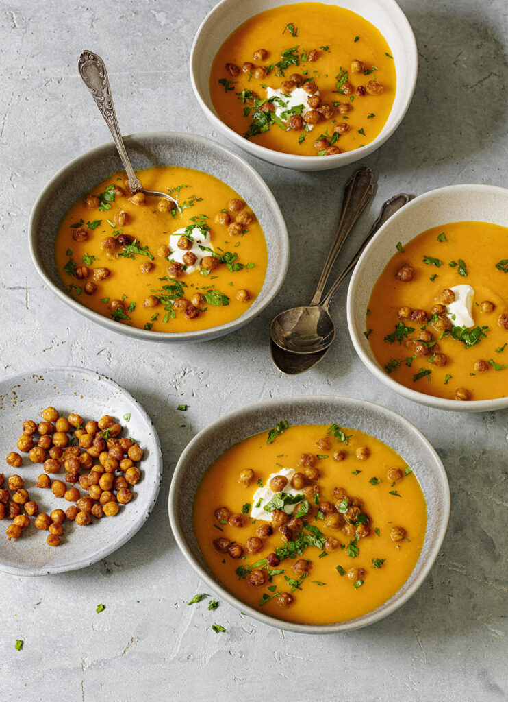 Rezepte von Anja Tanas aus dem Buch "frag dich fit" Süßkartoffel-Möhren-Suppe mit gerösteten Kichererbsen