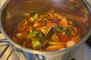 Gemüsebrühe kochen