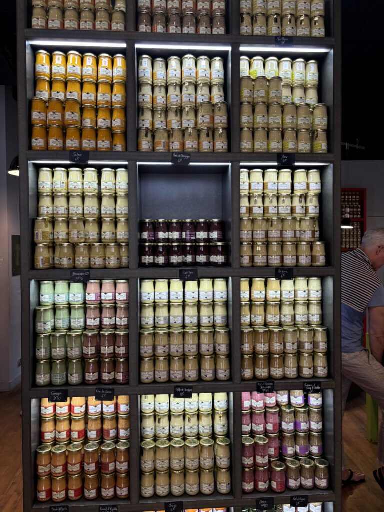 Senfauswahl im Geschäft in Frankreich